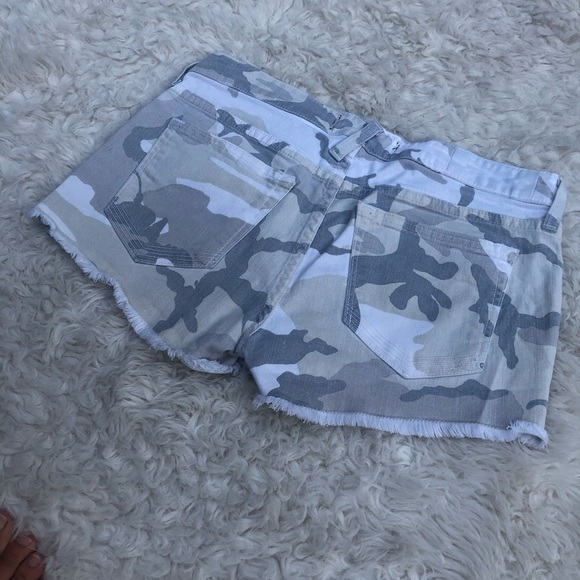 TEXTILE Elizabeth and James Cooper Camo Shorts - Picture 6 of 6